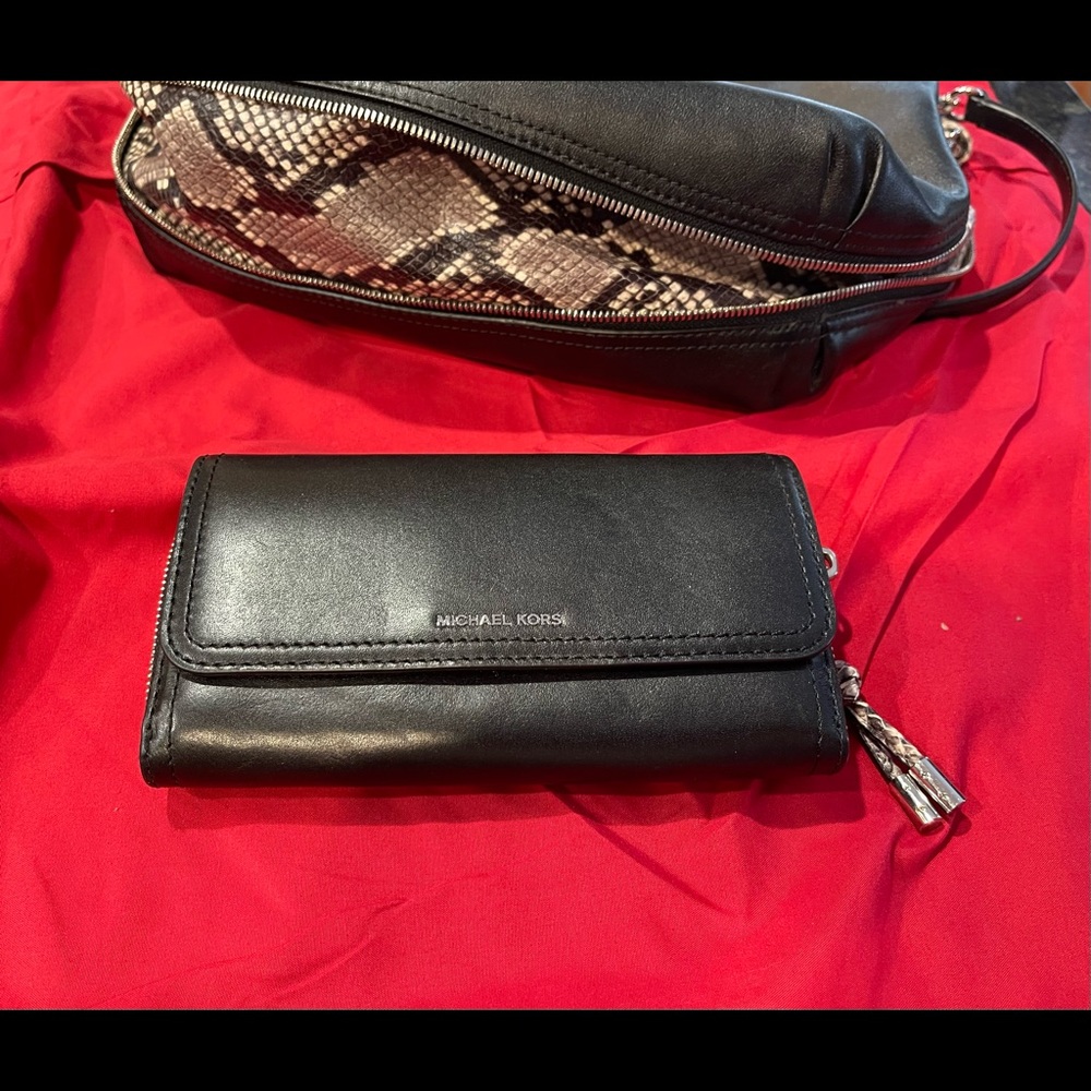 Michael Kors leather bag with matching wallet set. Cute bag for any occasion. - Picture 8 of 16
